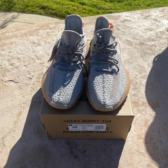 (Sold) Adidas Yeezy Boost 350 V2 - Picture 2 of 4